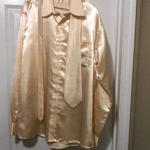 Men dressed Lon shelf. Very nice looking clothes.golden color.